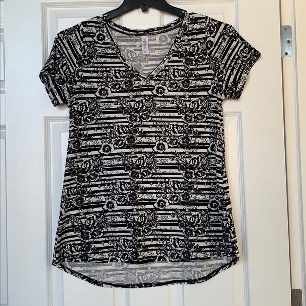 EUC- LuLaRoe Classic tee, black and white